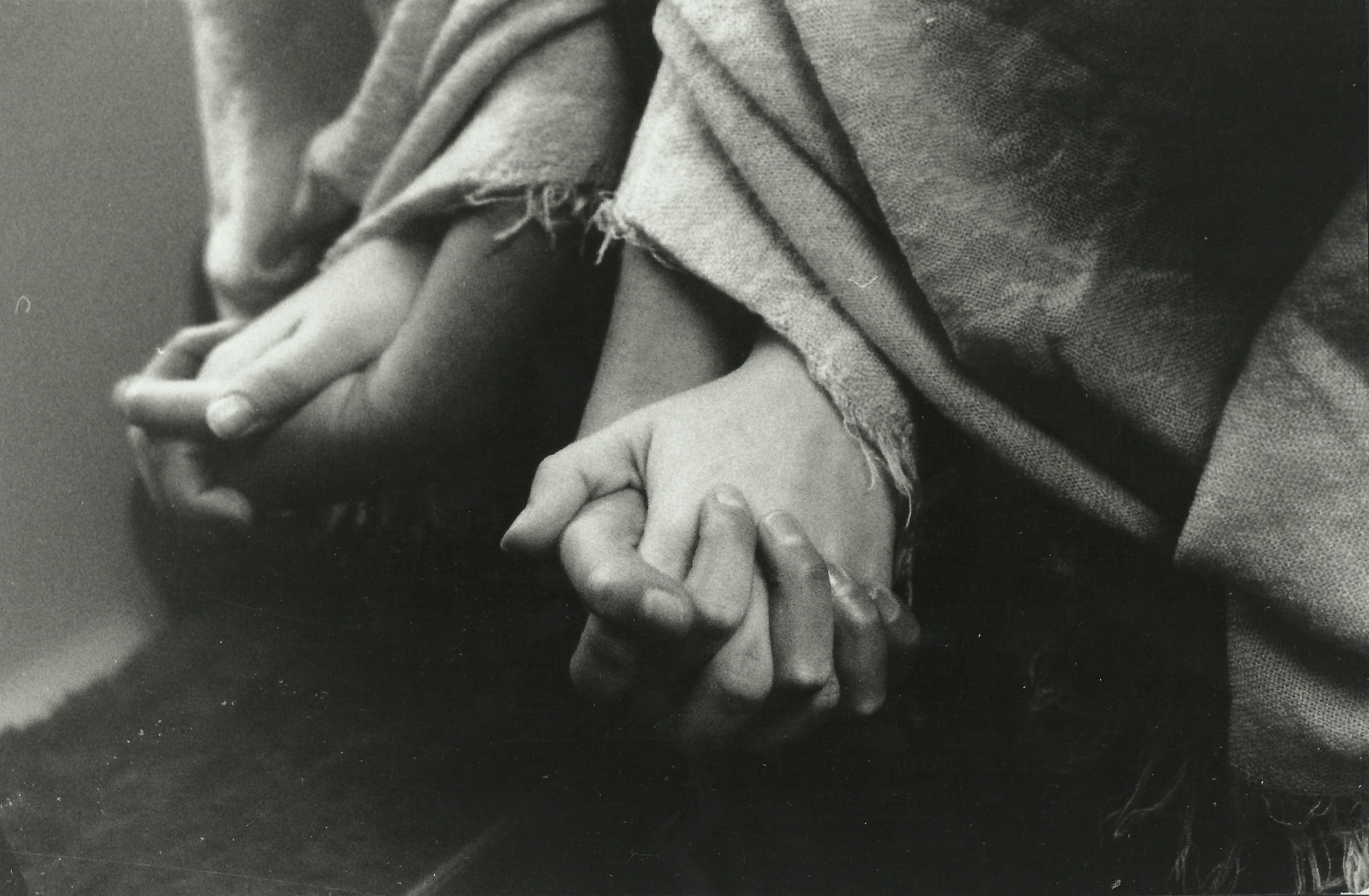 Relación fotografía analógica de manos entrelazadas