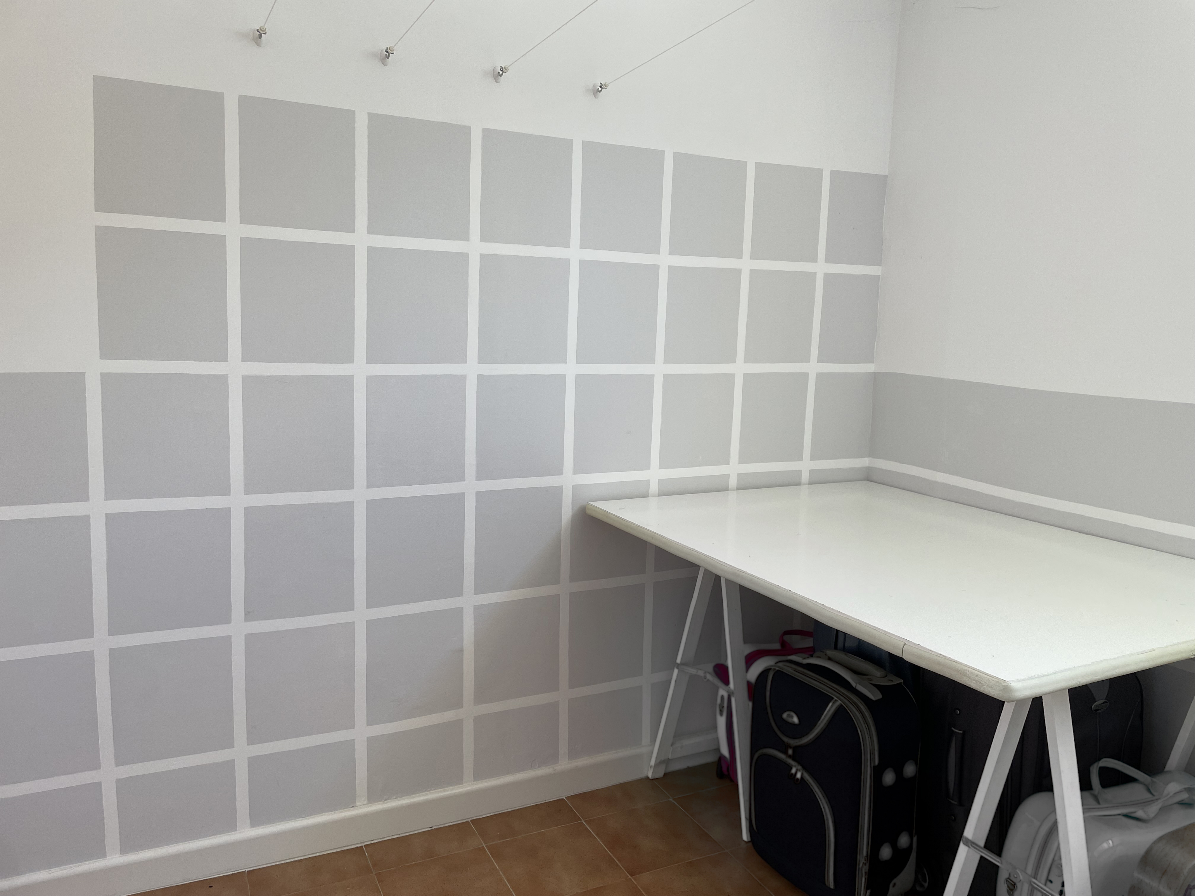pared cuadrados grises