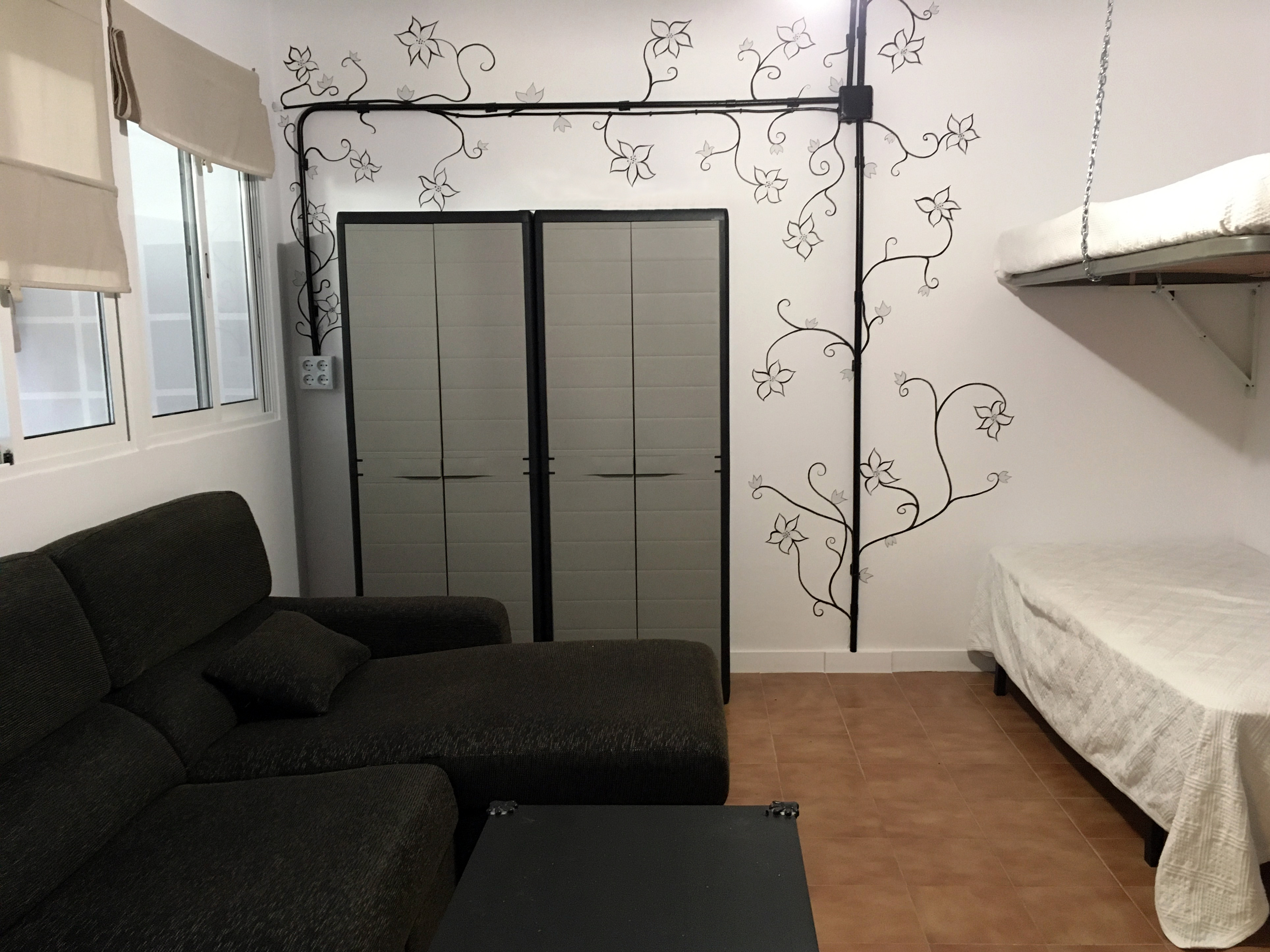 habitación de sótano decorada con flores
