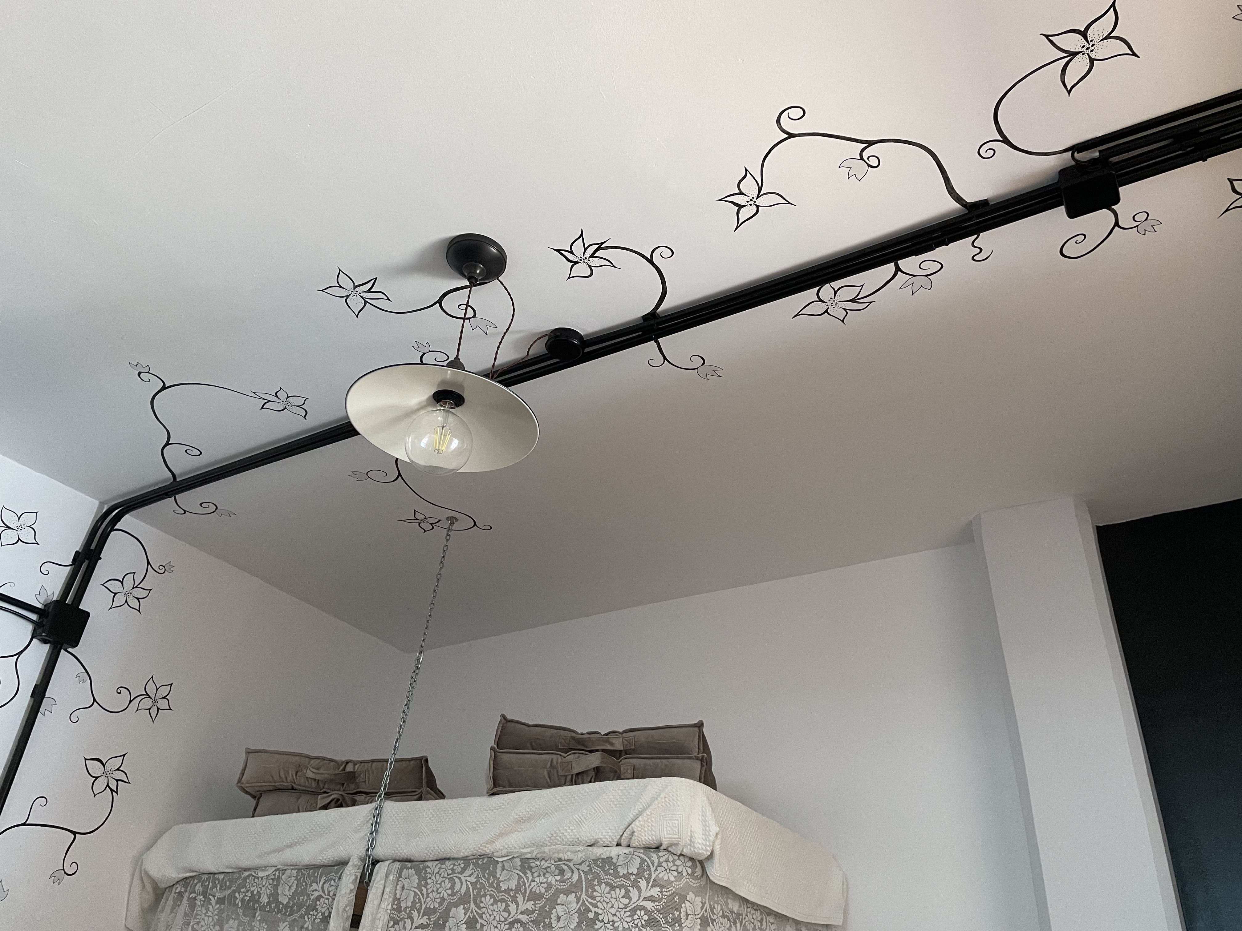 habitación de sótano decorada con flores