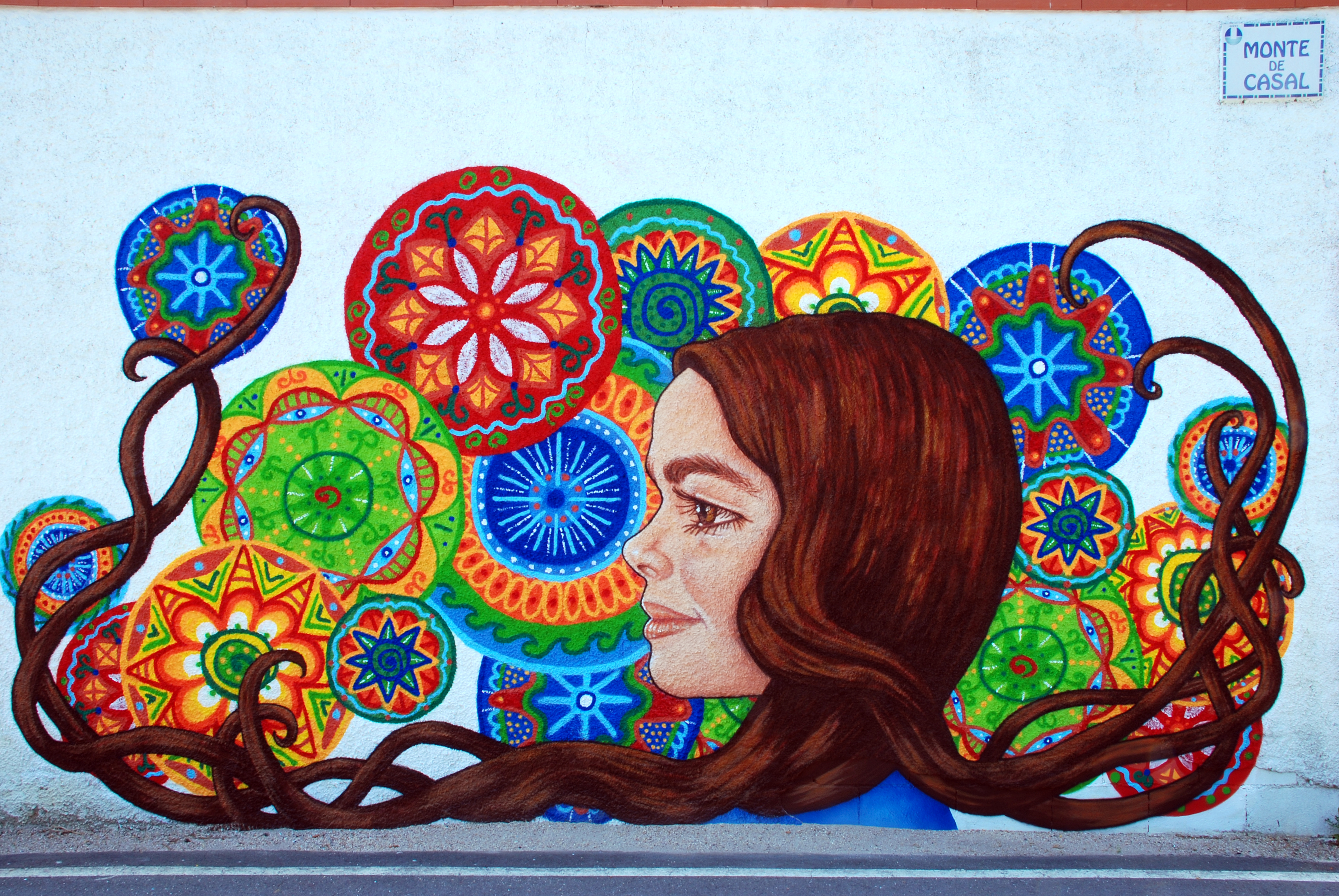 mural de chica con mandalas de fondo