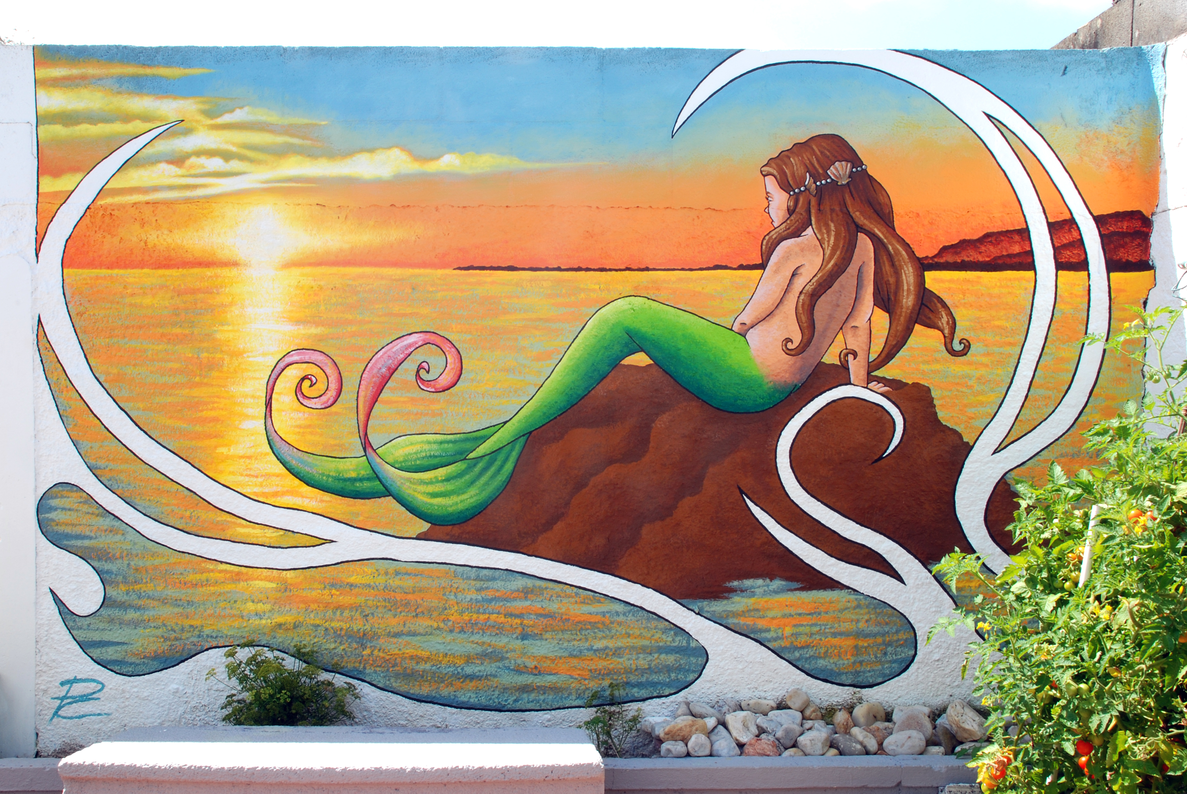 mural de sirena con puesta de sol de fondo